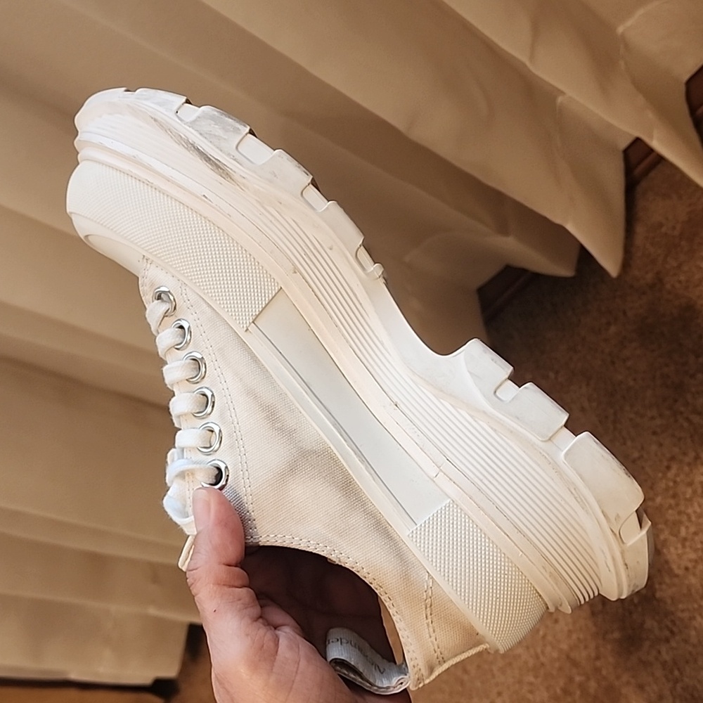 Alexander McQueen Cream Platform Lace-Up Sneakers for Women - Picture 13 of 16
